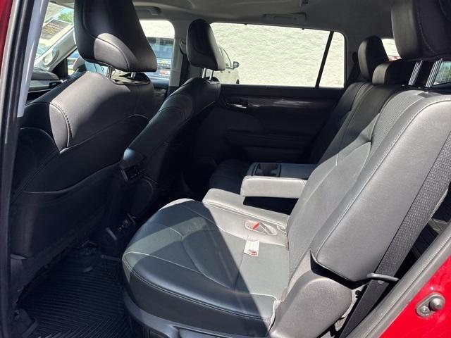 used 2021 Toyota Highlander Hybrid car, priced at $38,900
