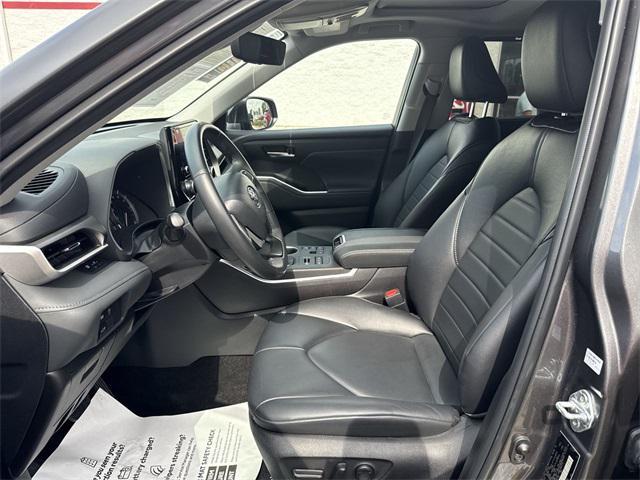 used 2024 Toyota Highlander car, priced at $45,900