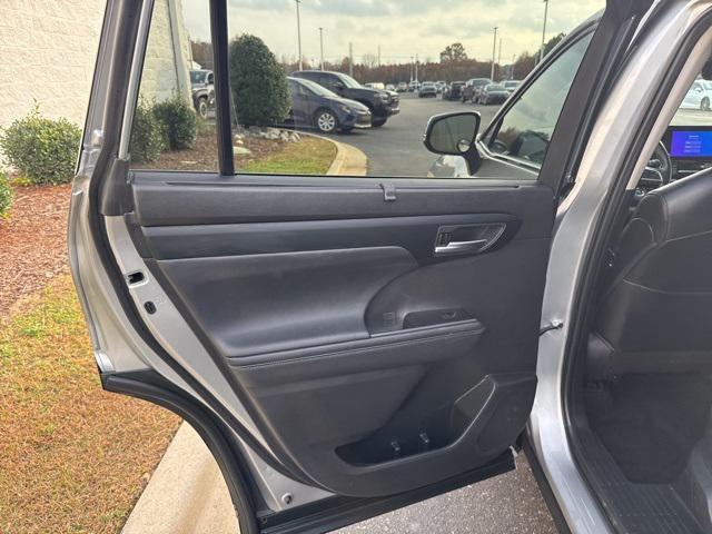 used 2023 Toyota Highlander car, priced at $34,500