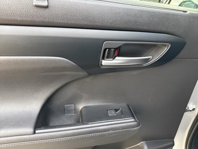 used 2023 Toyota Highlander car, priced at $34,500