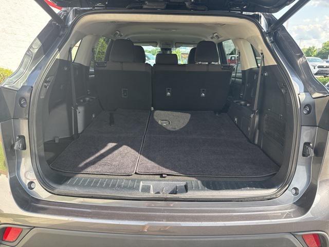 used 2023 Toyota Highlander car, priced at $34,900