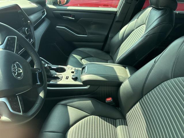 used 2024 Toyota Highlander car, priced at $40,900