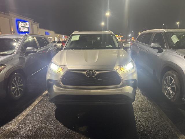 used 2023 Toyota Highlander car, priced at $34,500