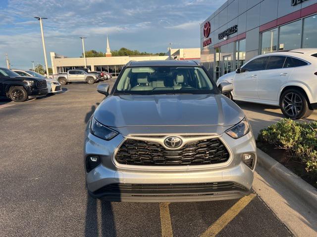 used 2022 Toyota Highlander car, priced at $33,500