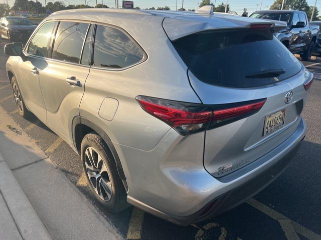 used 2022 Toyota Highlander car, priced at $33,500