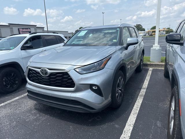 used 2023 Toyota Highlander car, priced at $38,900