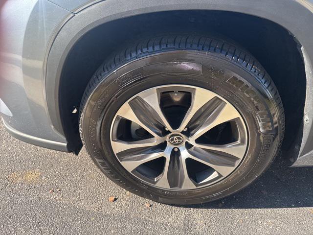 used 2023 Toyota Highlander car, priced at $38,900