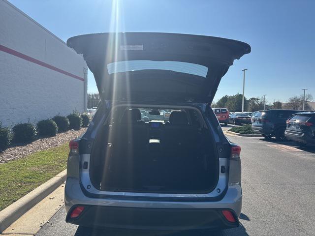 used 2023 Toyota Highlander car, priced at $38,900