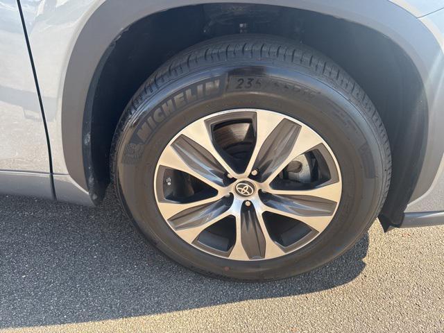 used 2023 Toyota Highlander car, priced at $38,900