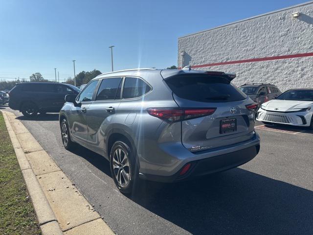 used 2023 Toyota Highlander car, priced at $38,900