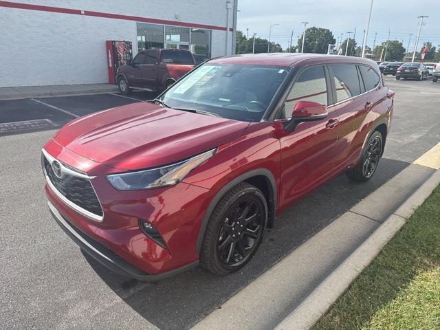 used 2023 Toyota Highlander car, priced at $31,000