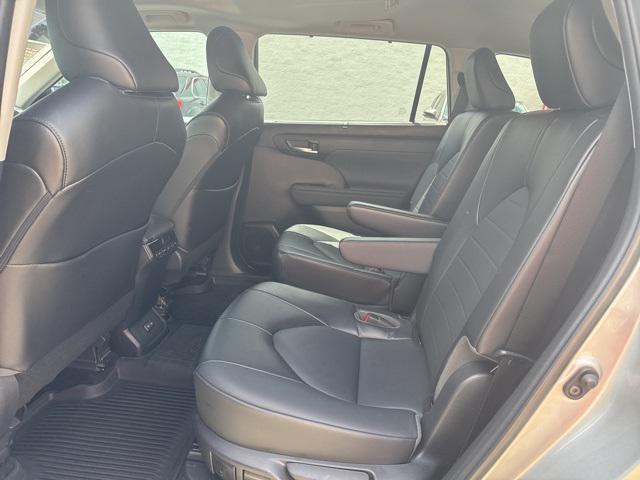 used 2022 Toyota Highlander car, priced at $36,500