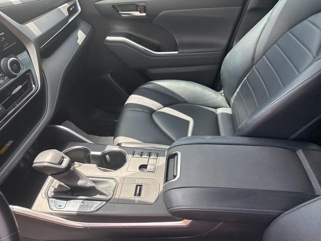 used 2023 Toyota Highlander car, priced at $37,900