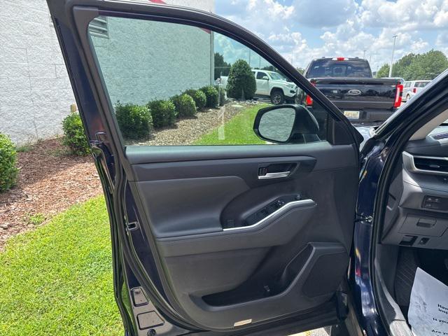 used 2023 Toyota Highlander car, priced at $38,900