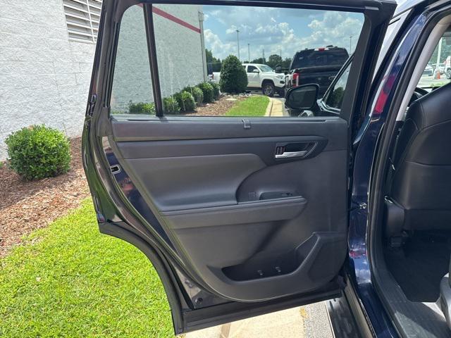 used 2023 Toyota Highlander car, priced at $38,900