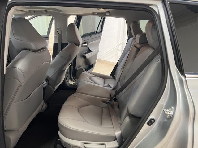 used 2020 Toyota Highlander Hybrid car, priced at $38,999