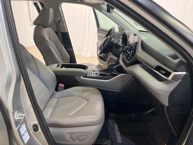 used 2020 Toyota Highlander Hybrid car, priced at $38,999
