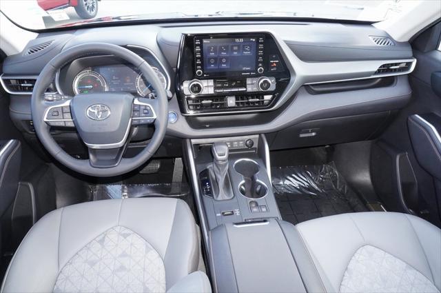 used 2022 Toyota Highlander Hybrid car, priced at $40,998