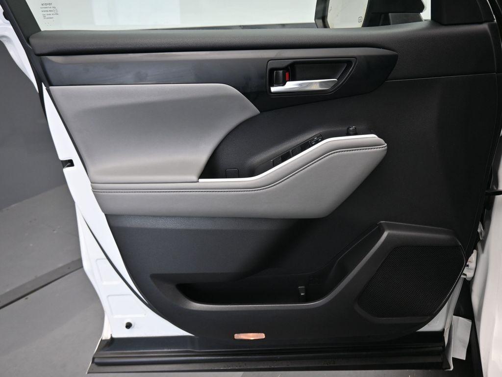 used 2022 Toyota Highlander Hybrid car, priced at $44,598