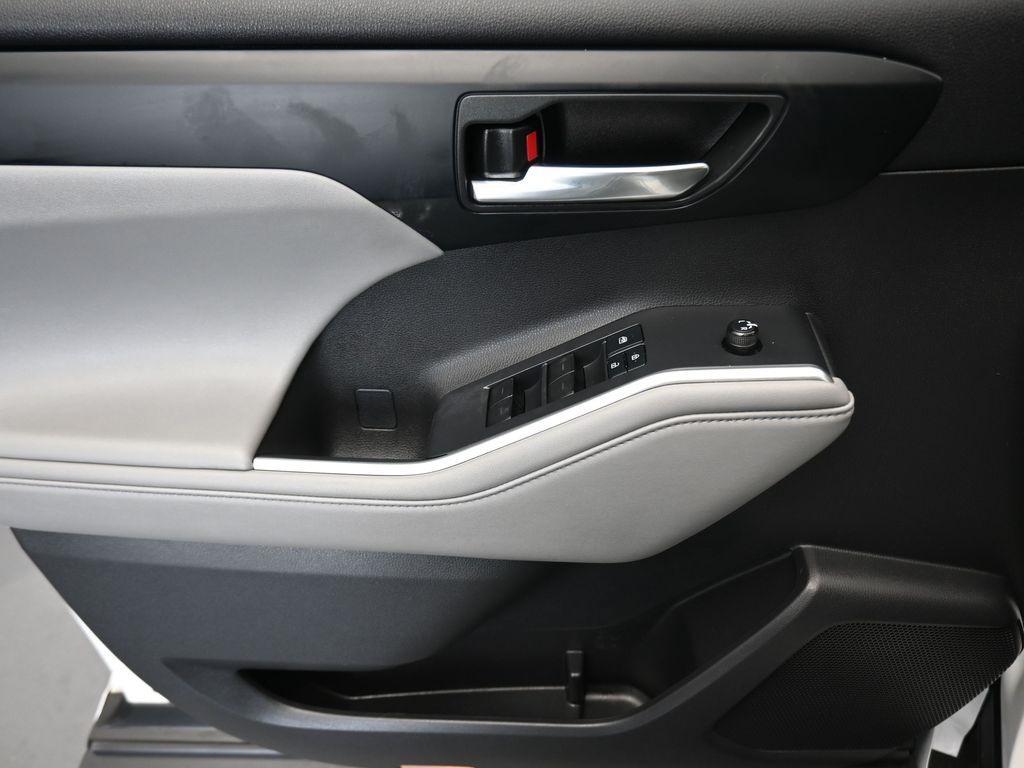 used 2022 Toyota Highlander Hybrid car, priced at $44,598