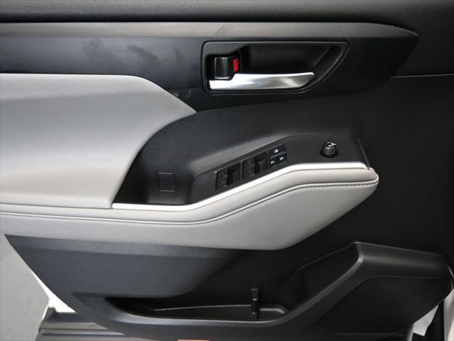 used 2022 Toyota Highlander Hybrid car, priced at $44,999