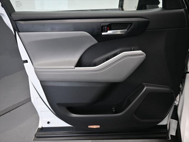 used 2022 Toyota Highlander Hybrid car, priced at $44,999