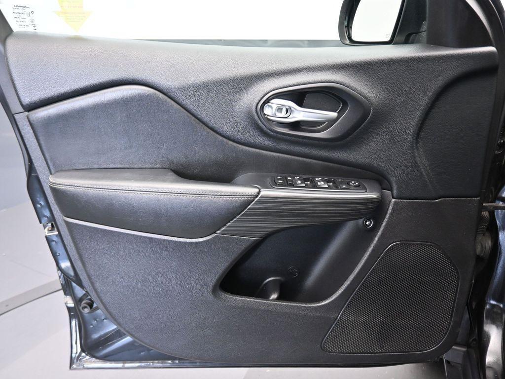 used 2016 Jeep Cherokee car, priced at $15,499