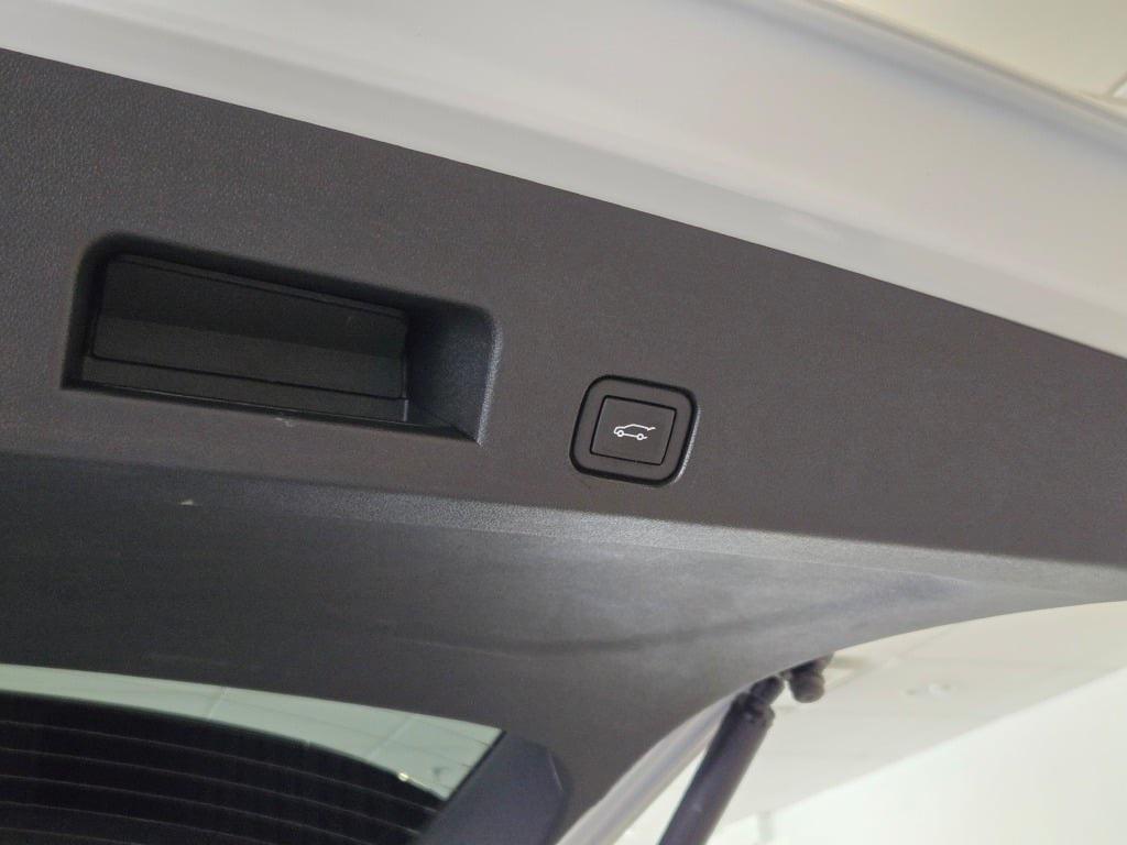 used 2024 Chevrolet Traverse car, priced at $53,995