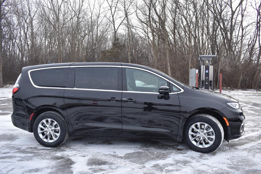 new 2025 Chrysler Pacifica car, priced at $43,651