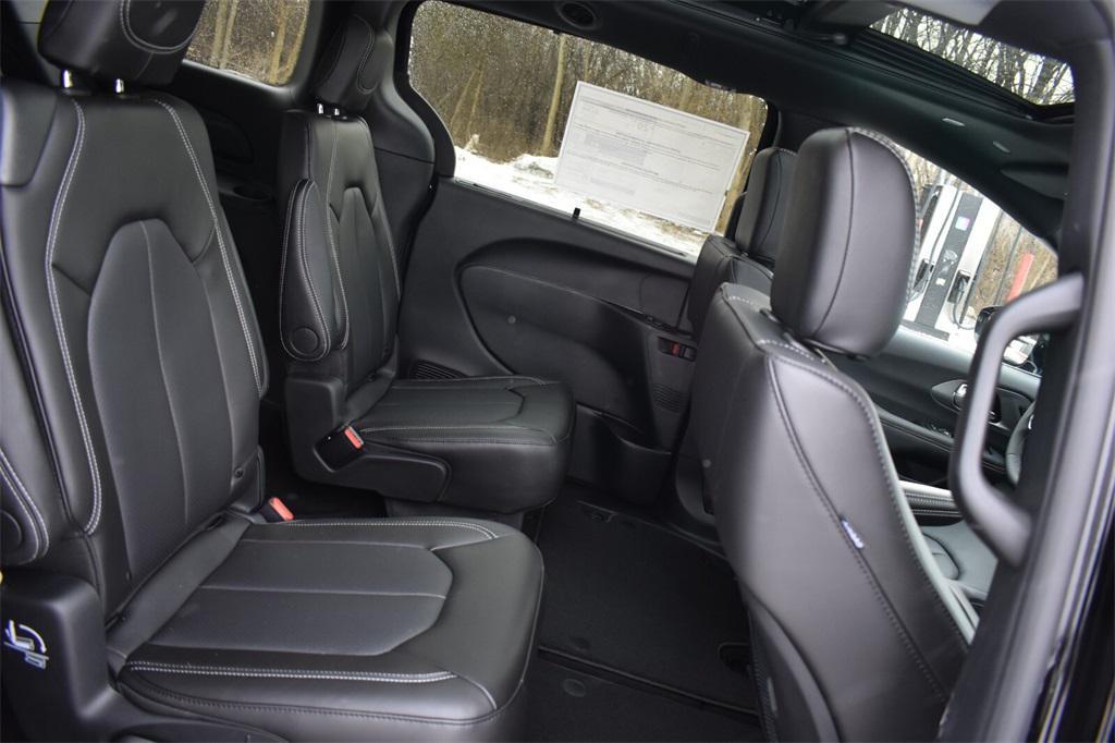 new 2025 Chrysler Pacifica car, priced at $43,651
