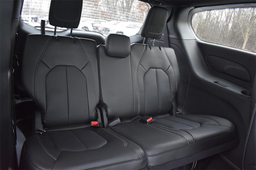 new 2025 Chrysler Pacifica car, priced at $43,651