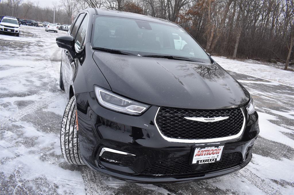 new 2025 Chrysler Pacifica car, priced at $43,651