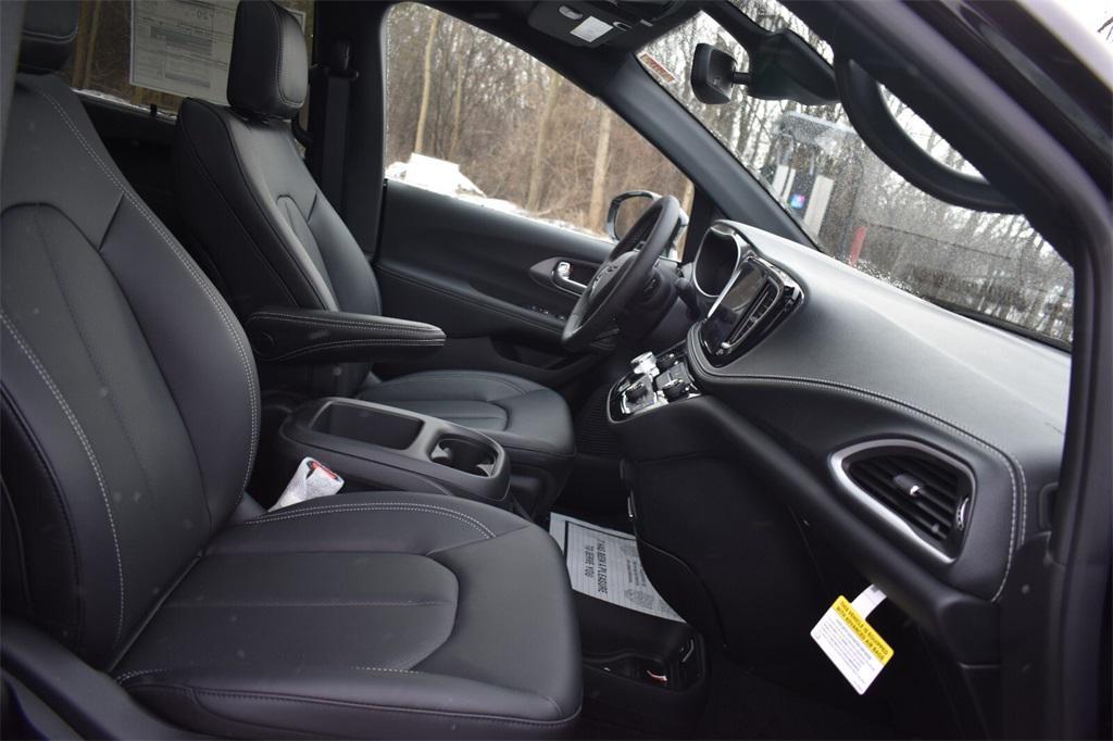 new 2025 Chrysler Pacifica car, priced at $43,651