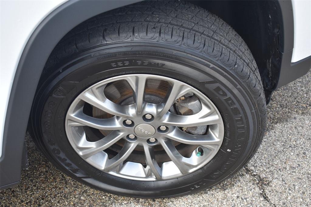 used 2019 Jeep Cherokee car, priced at $19,177