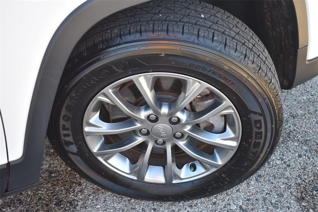 used 2019 Jeep Cherokee car, priced at $19,177