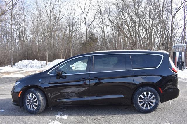 new 2025 Chrysler Pacifica Hybrid car, priced at $39,999