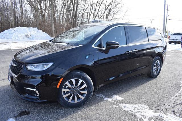 new 2025 Chrysler Pacifica Hybrid car, priced at $39,999