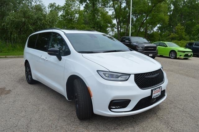 new 2024 Chrysler Pacifica car, priced at $45,634