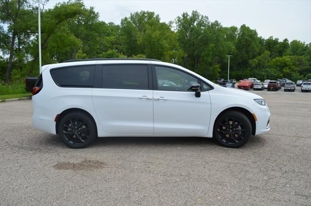 new 2024 Chrysler Pacifica car, priced at $45,634