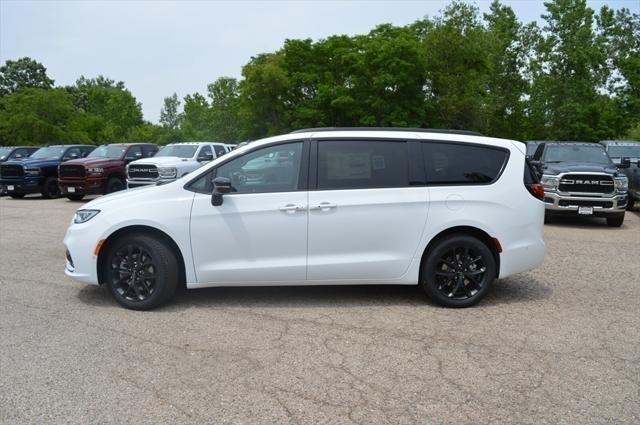 new 2024 Chrysler Pacifica car, priced at $45,634