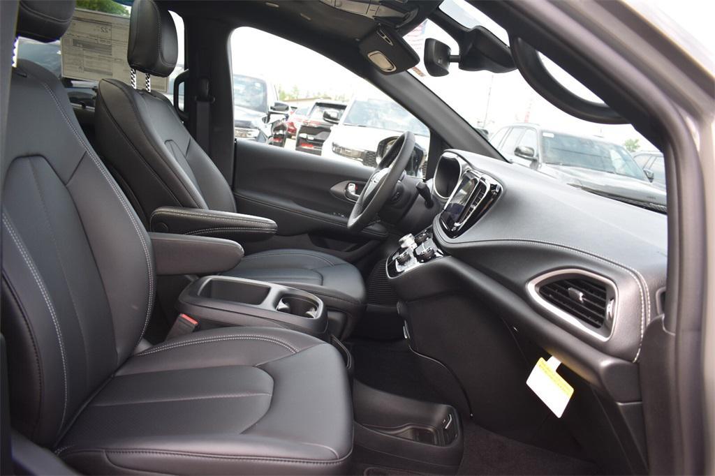 new 2025 Chrysler Pacifica car, priced at $39,605