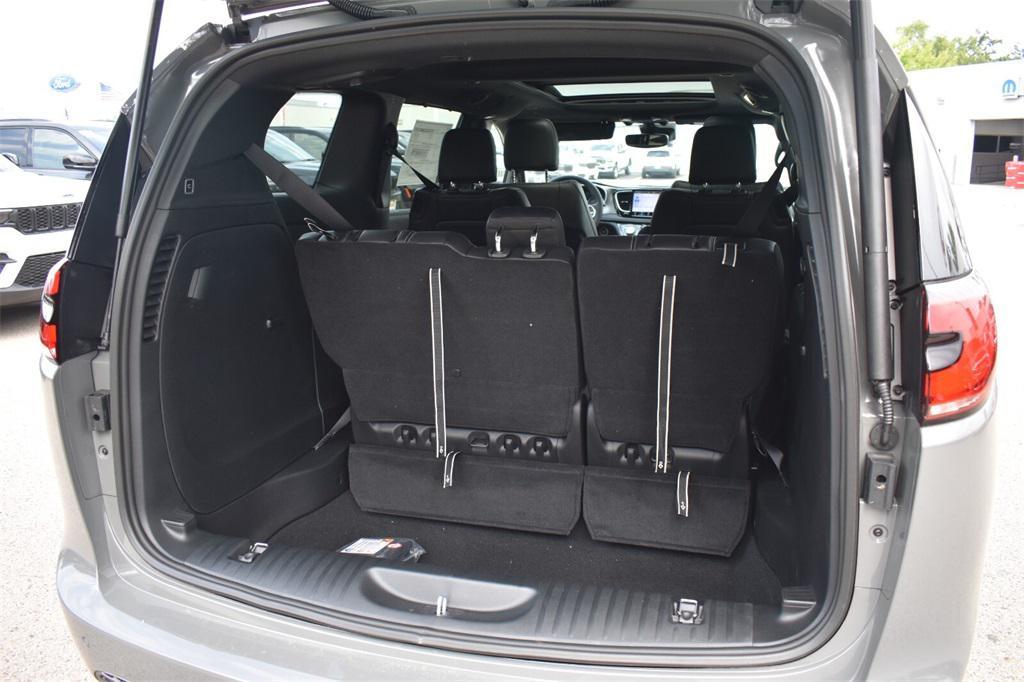 new 2025 Chrysler Pacifica car, priced at $39,605