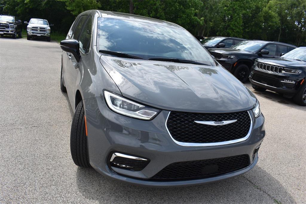 new 2025 Chrysler Pacifica car, priced at $39,605