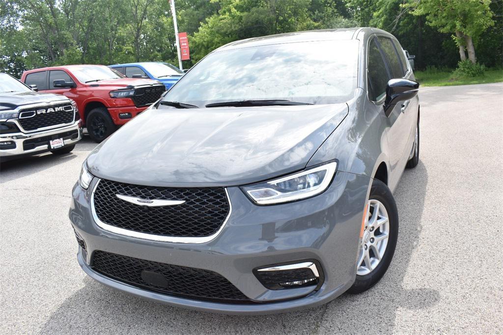 new 2025 Chrysler Pacifica car, priced at $39,605