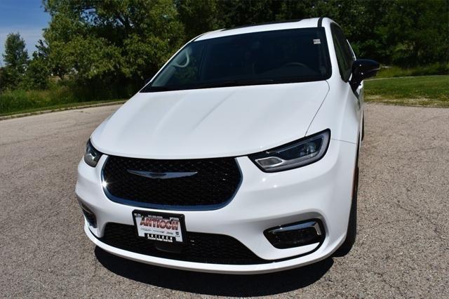 new 2024 Chrysler Pacifica car, priced at $45,671