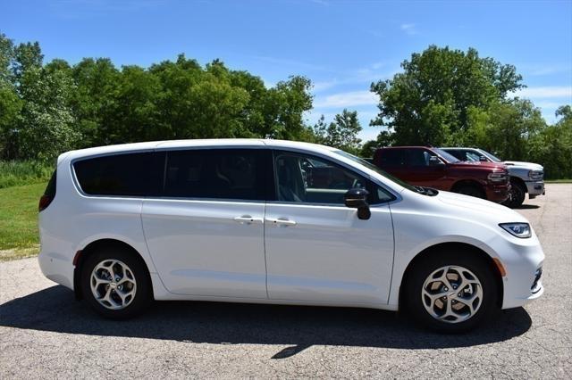 new 2024 Chrysler Pacifica car, priced at $45,671