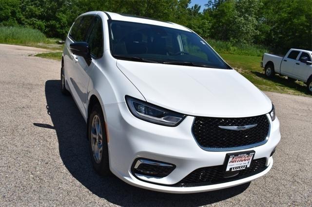 new 2024 Chrysler Pacifica car, priced at $45,671