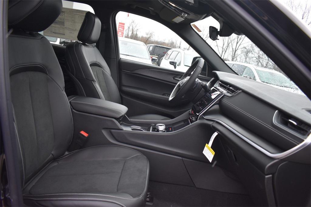 new 2025 Jeep Grand Cherokee car, priced at $38,995