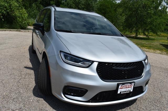 new 2024 Chrysler Pacifica car, priced at $43,307