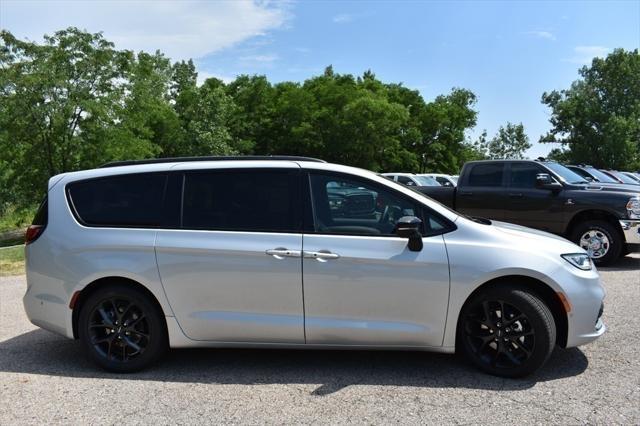 new 2024 Chrysler Pacifica car, priced at $43,307